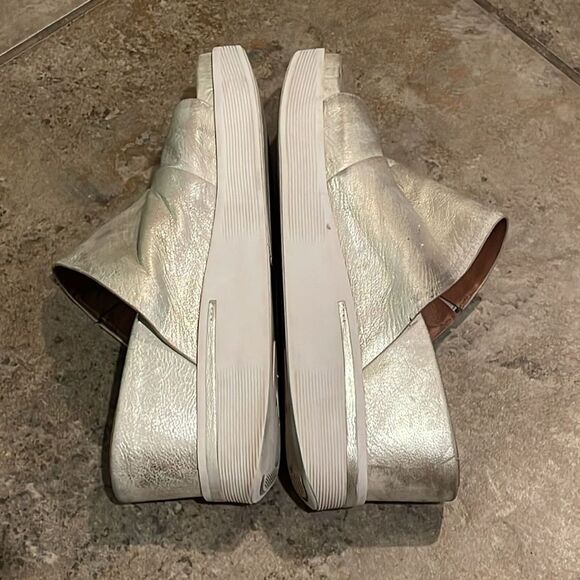 Gentle Souls by Kenneth Cole Gold Gisele 65 Sporty Slide Shoes Womens Size 9 - Picture 11 of 13